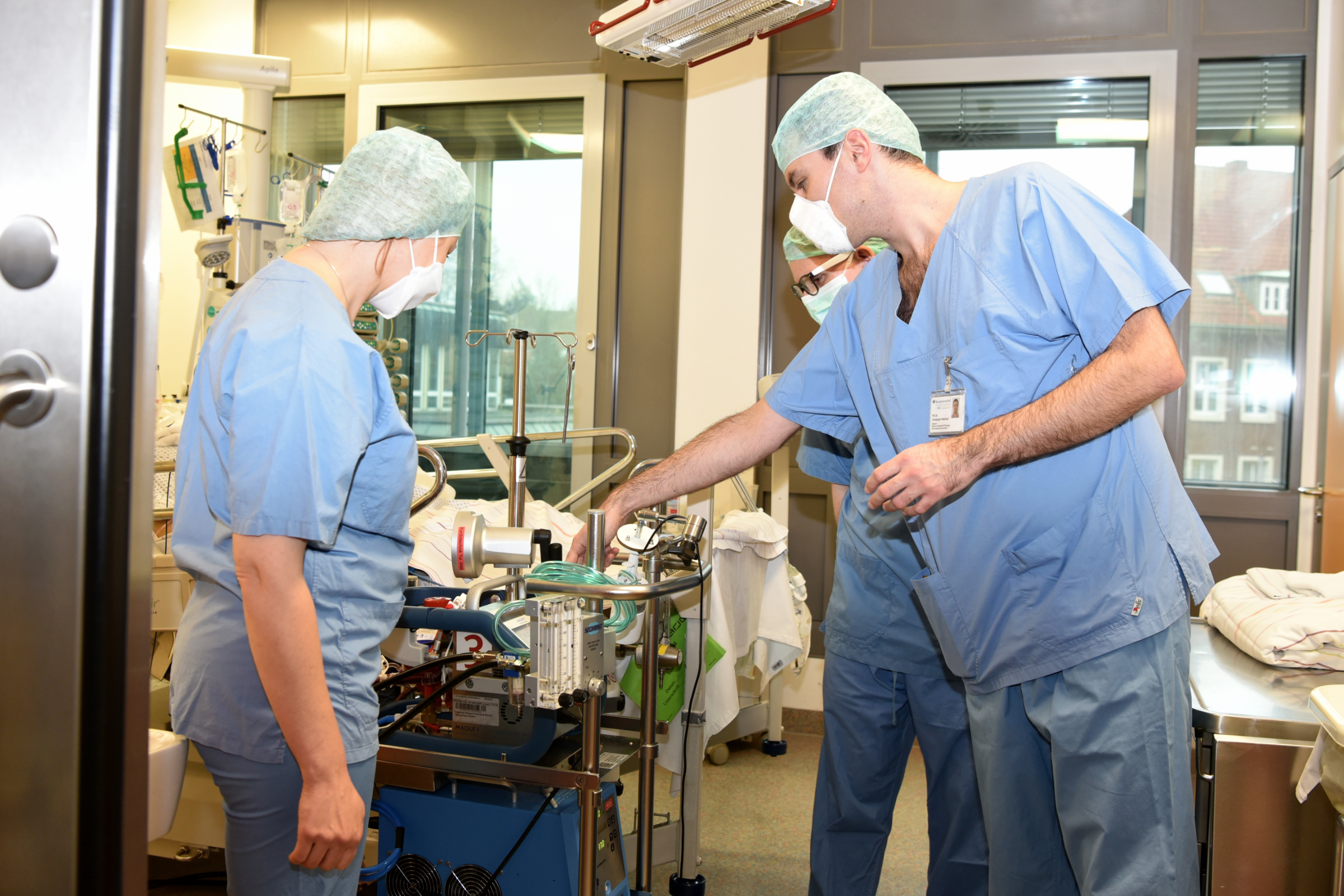 Oberarzt PD Dr. Christoph Wallner (rechts) erläutert Ärztin Tetiana B. (links) und Arzt Dmytro Z. aus der Ukraine die Versorgung von Brandverletzten auf der Intensivstation. Bildnachweis: BG Universitätsklinikum Bergmannsheil