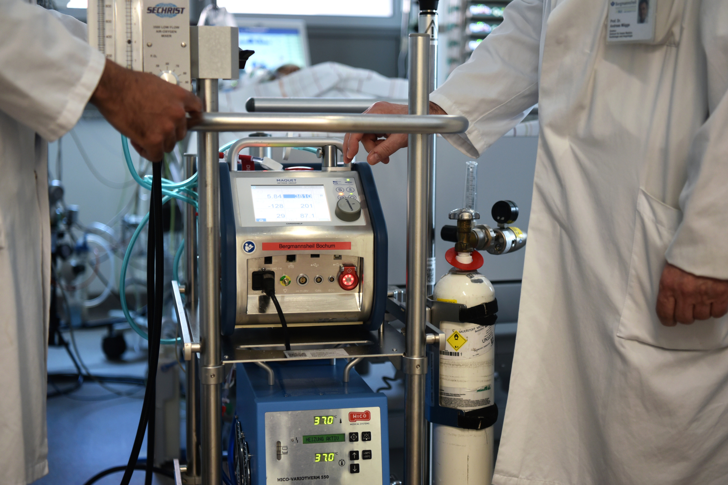 Während der COVID-Pandemie wurden schwer kranke und maschinell beatmete Patientinnen und Patienten vermehrt mit einer ECMO, einer Art „künstlicher Lunge“, behandelt. Bild: BG Universitätsklinikum Bergmannsheil Während der COVID-Pandemie wurden schwer kranke und maschinell beatmete Patientinnen und Patienten vermehrt mit einer ECMO, einer Art „künstlicher Lunge“, behandelt. Bild: BG Universitätsklinikum Bergmannsheil