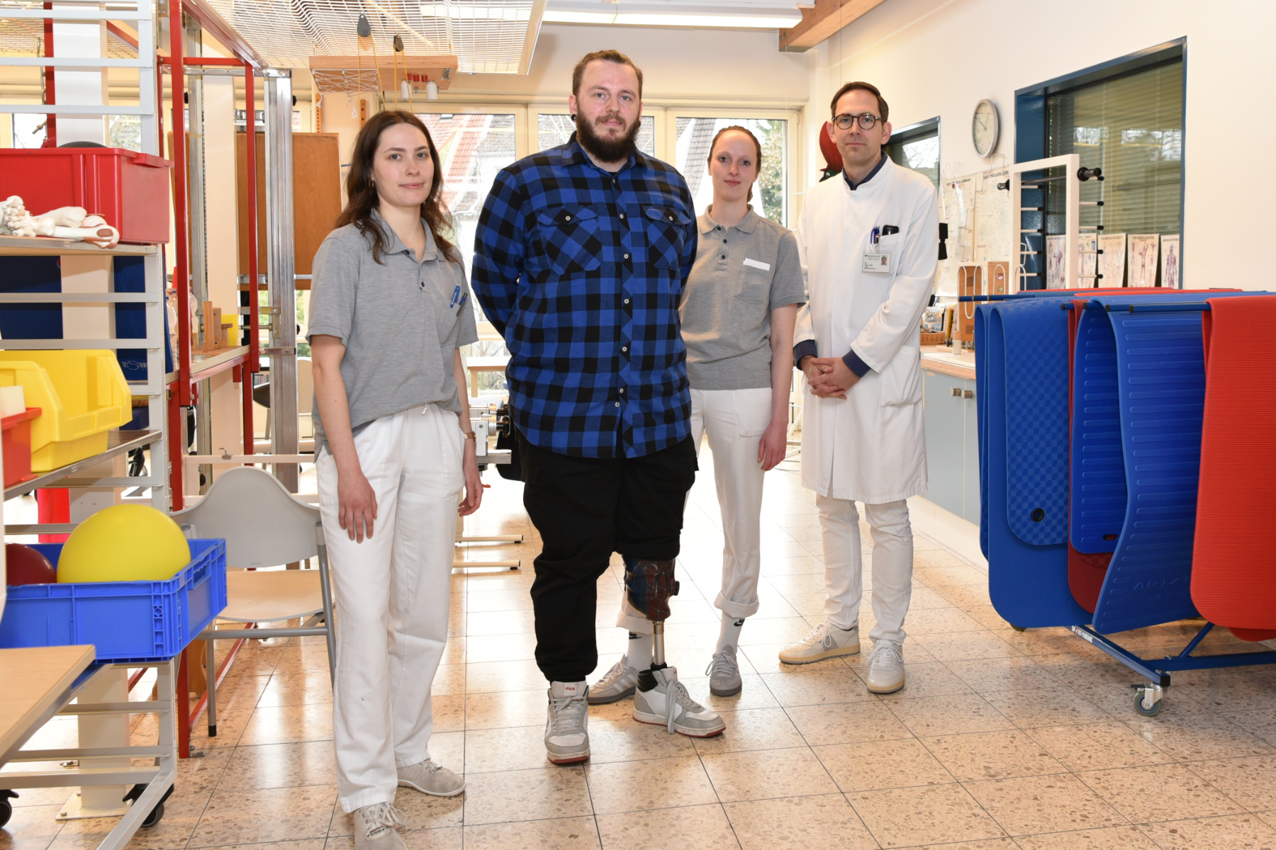 Gruppenbild mit Patient, Therapeutinnen und Chefarzt der BG Rehabilitation