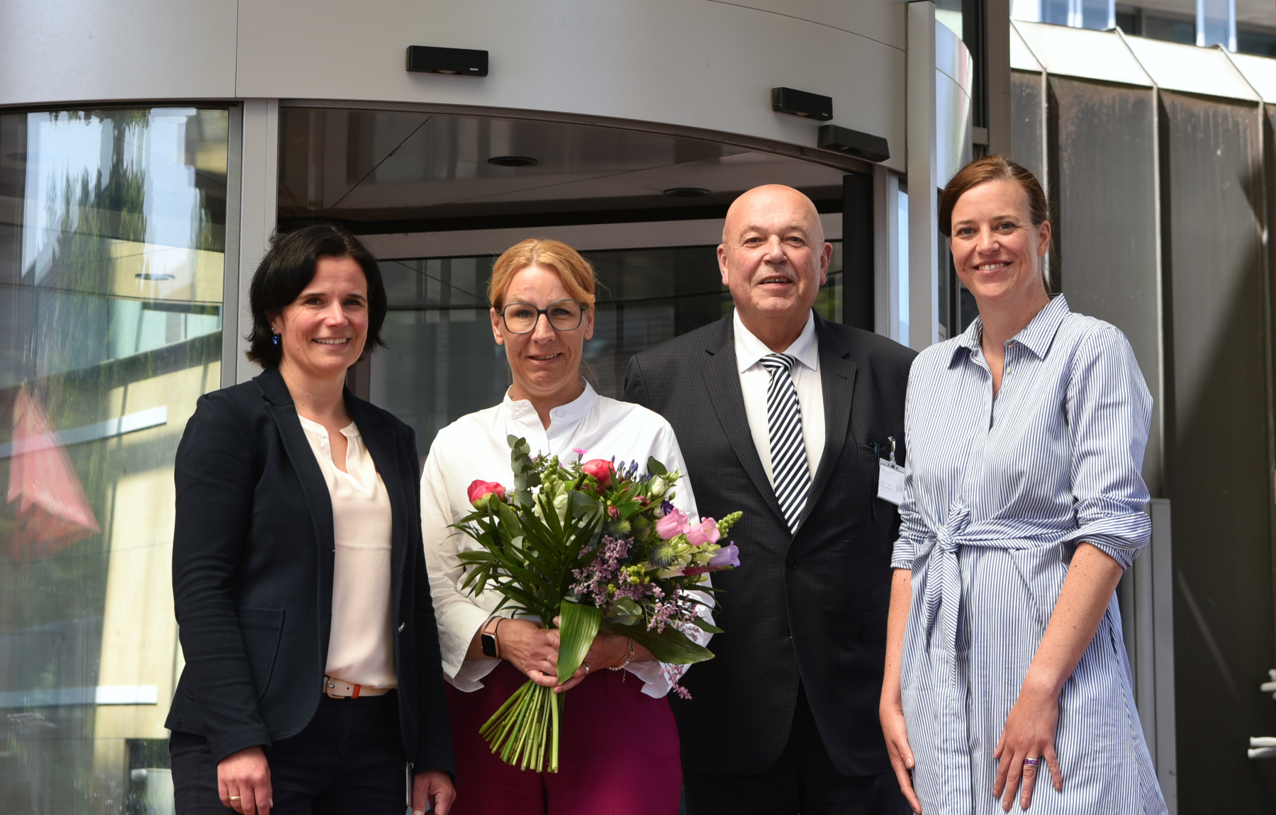 Dr. Tina Groll (Geschäftsführerin), Katja van Bracht (Pflegedirektorin), Prof. Dr. Reinhold A. Laun (Ärztlicher Direktor) und Anne Elvering (Kaufmännische Direktorin). Bildnachweis: BG Universitätsklinikum Bergmannsheil Dr. Tina Groll (Geschäftsführerin), Katja van Bracht (Pflegedirektorin), Prof. Dr. Reinhold A. Laun (Ärztlicher Direktor) und Anne Elvering (Kaufmännische Direktorin). Bildnachweis: BG Universitätsklinikum Bergmannsheil