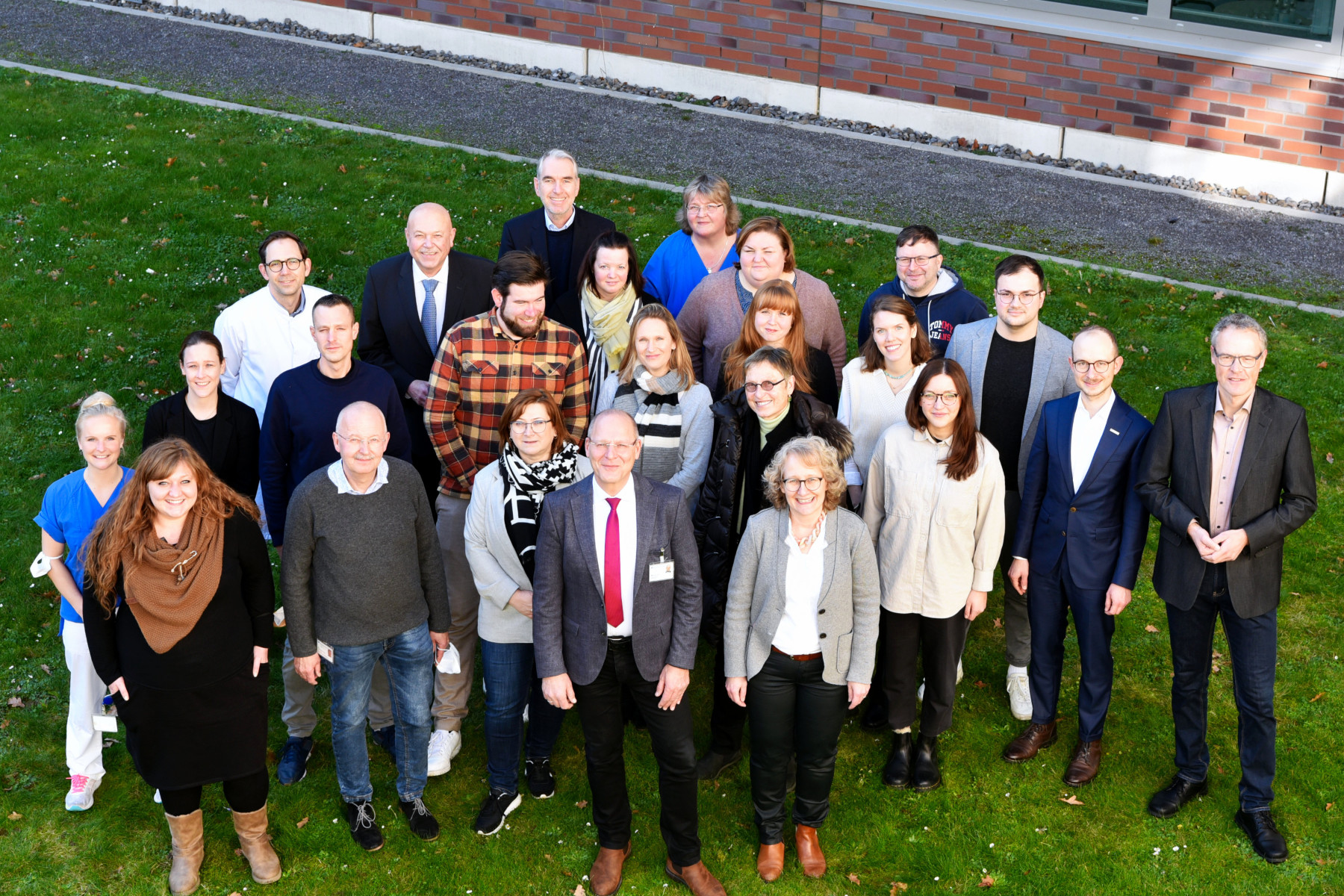 Das Team des Projekts PATIENCE mit Gästen der Auftaktveranstaltung. Bildnachweis: BG Universitätsklinikum Bergmannsheil Das Team des Projekts PATIENCE mit Gästen der Auftaktveranstaltung. Bildnachweis: BG Universitätsklinikum Bergmannsheil