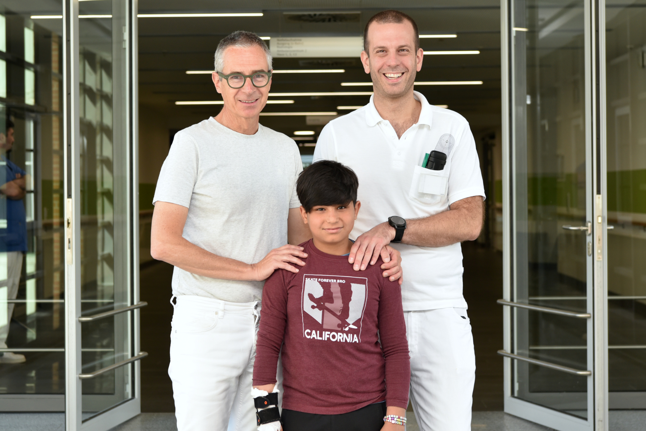 Klinikdirektor Prof. Dr. Marcus Lehnhardt, Patient Mirvais und Oberarzt Dr. Patrick Harenberg (v. l.) - Bildnachweis: Bergmannsheil