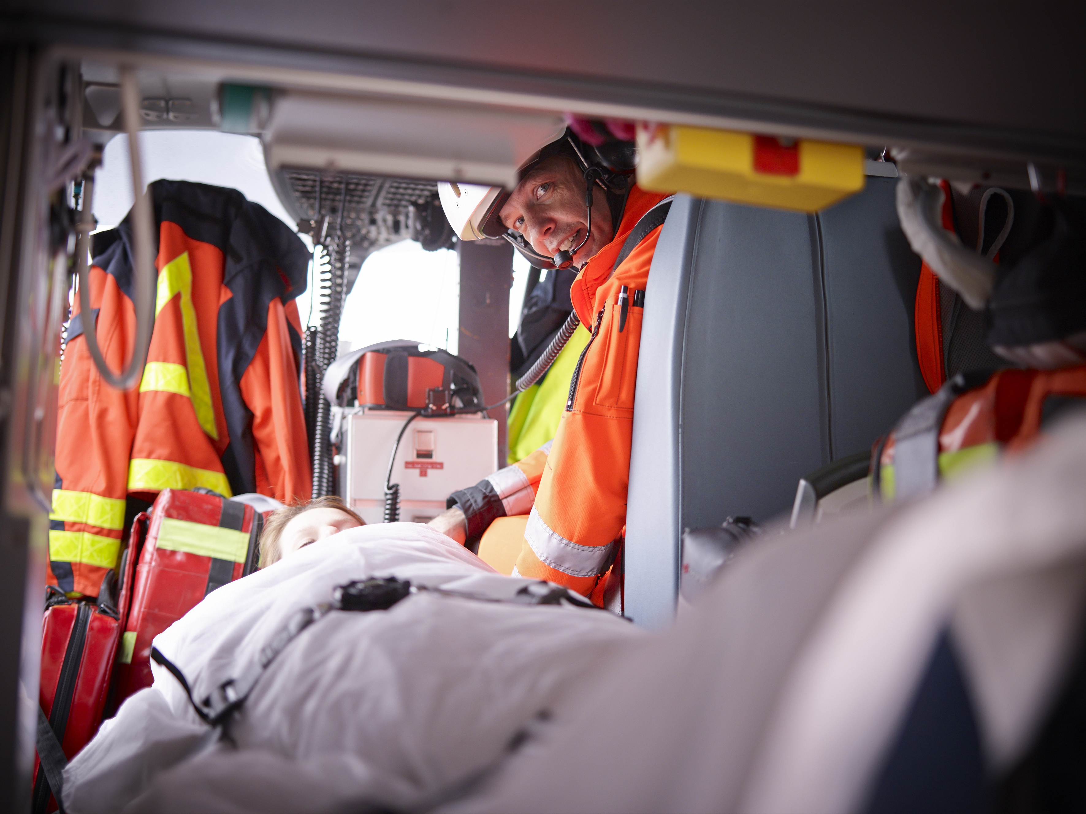 Dr. med. Schweigkofler und Patient im Rettungshubschrauber Dr. med. Schweigkofler und Patient im Rettungshubschrauber