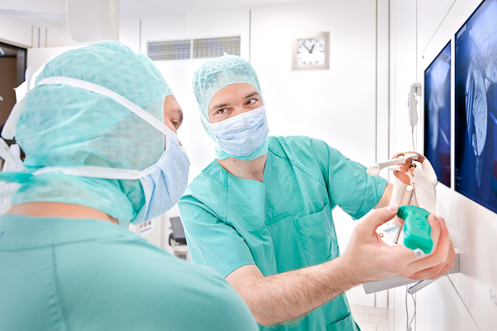 Dr. med. Welsch und ein weiterer Arzt in der OP Vorbereitung Dr. med. Welsch und ein weiterer Arzt in der OP Vorbereitung