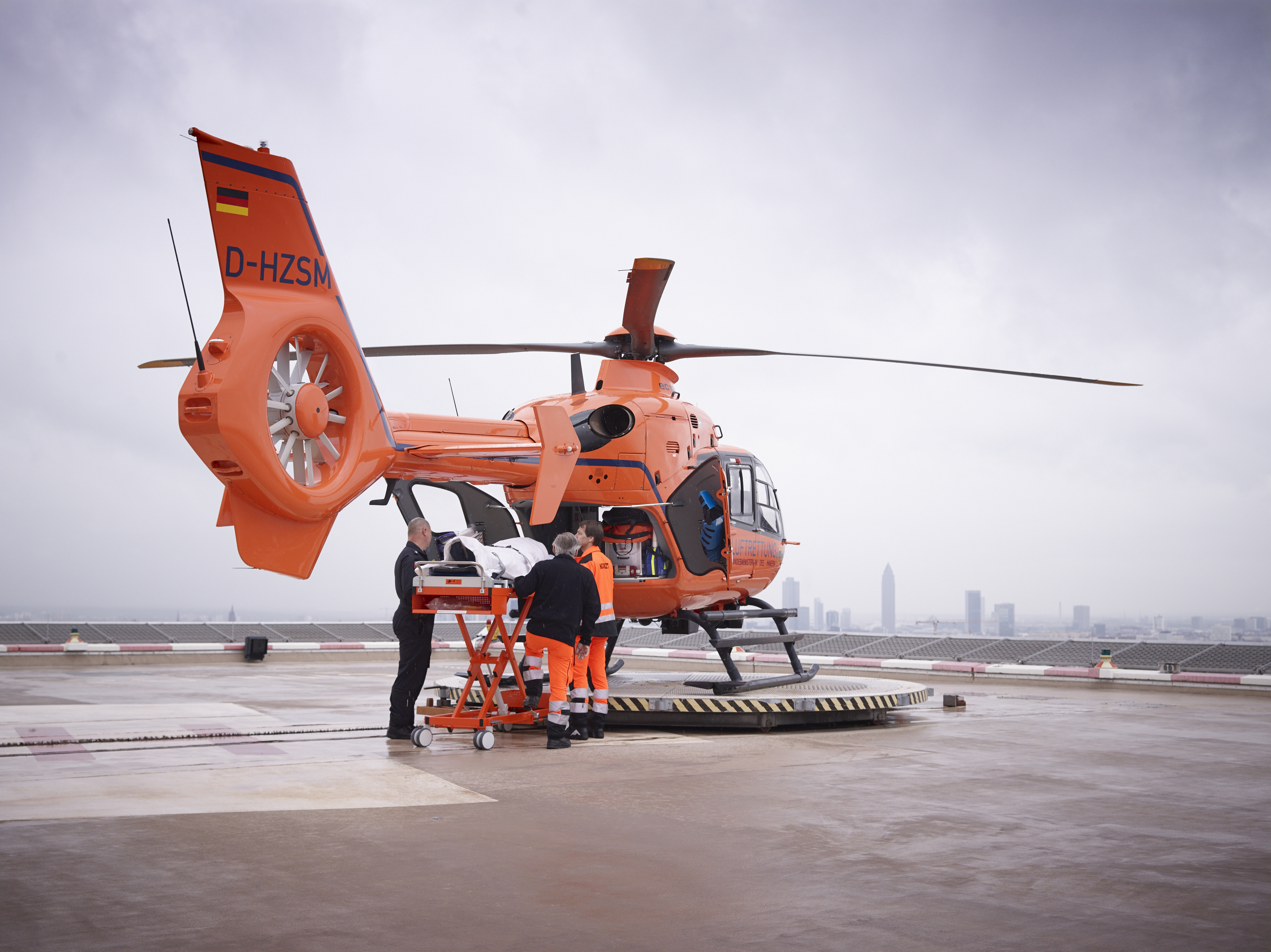 Foto von dem Rettungshubschrauber und dem Einsatzteam  