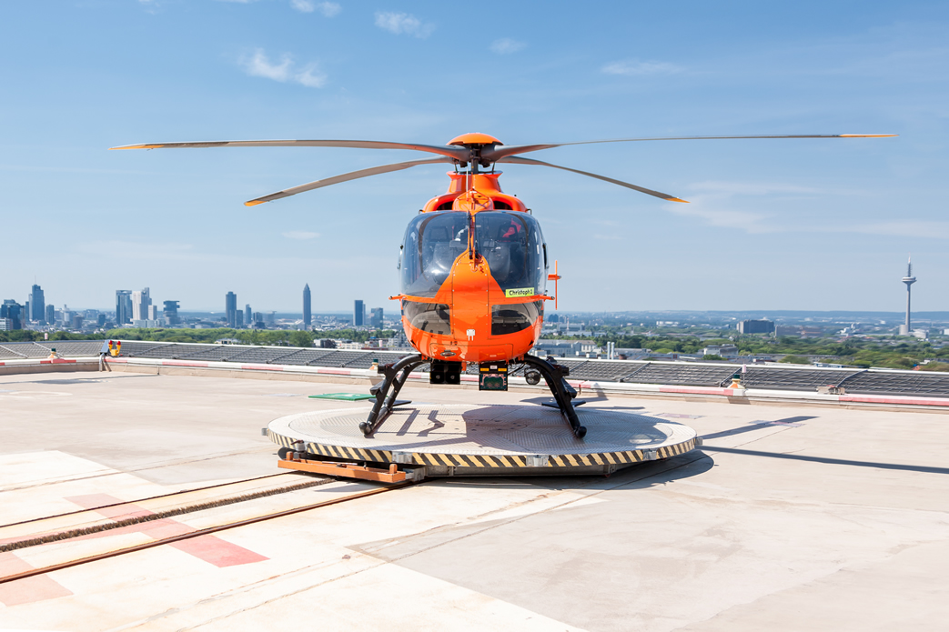 Der Rettungshubschrauber auf dem Dach der BG Unfallklinik in Frankfurt am Main Foto von dem Rettungshubschrauber der Klinik