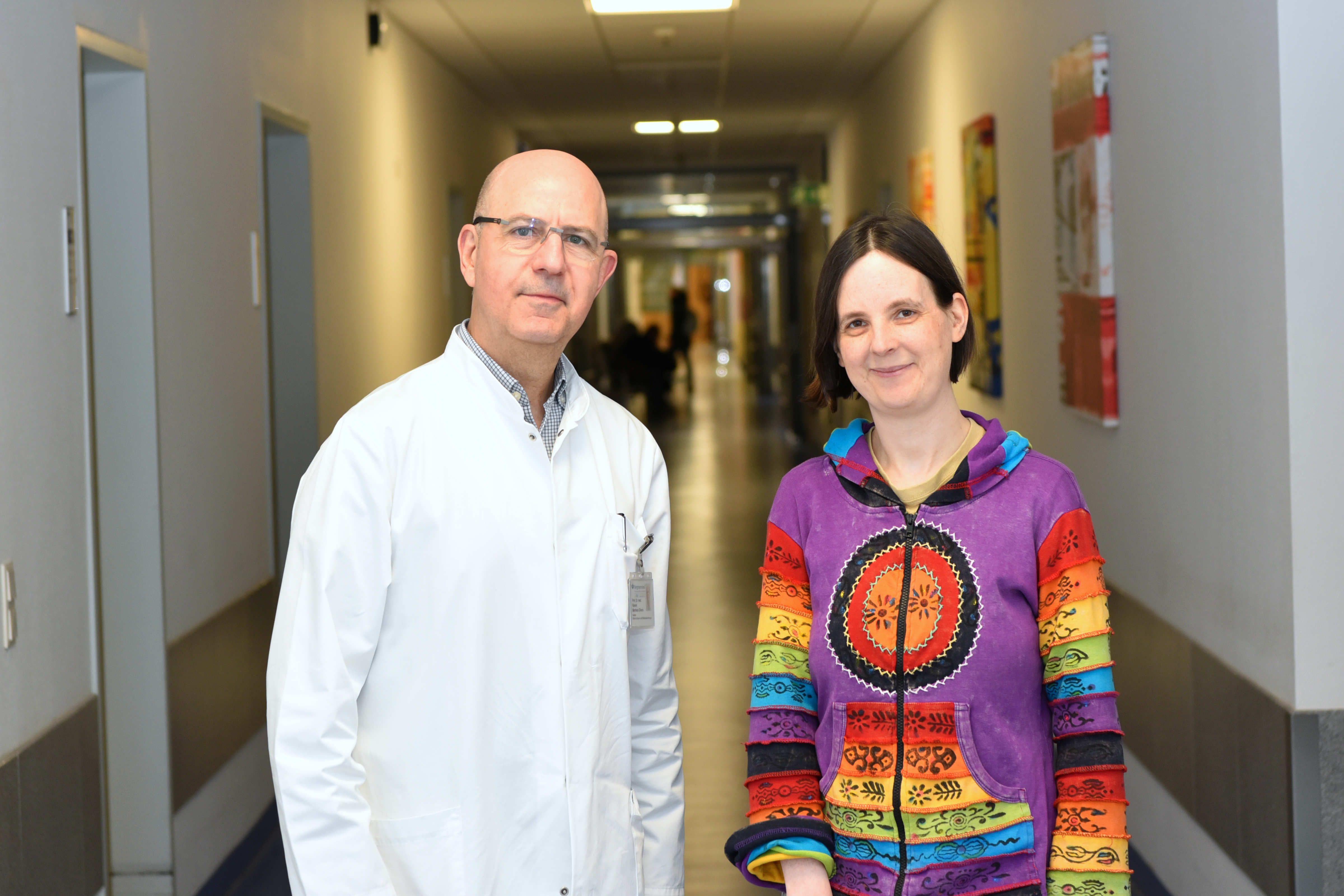 Prof. Dr. Ramón Martínez-Olivera mit Patientin Sabine Wiele – Bildnachweis: Bergmannsheil