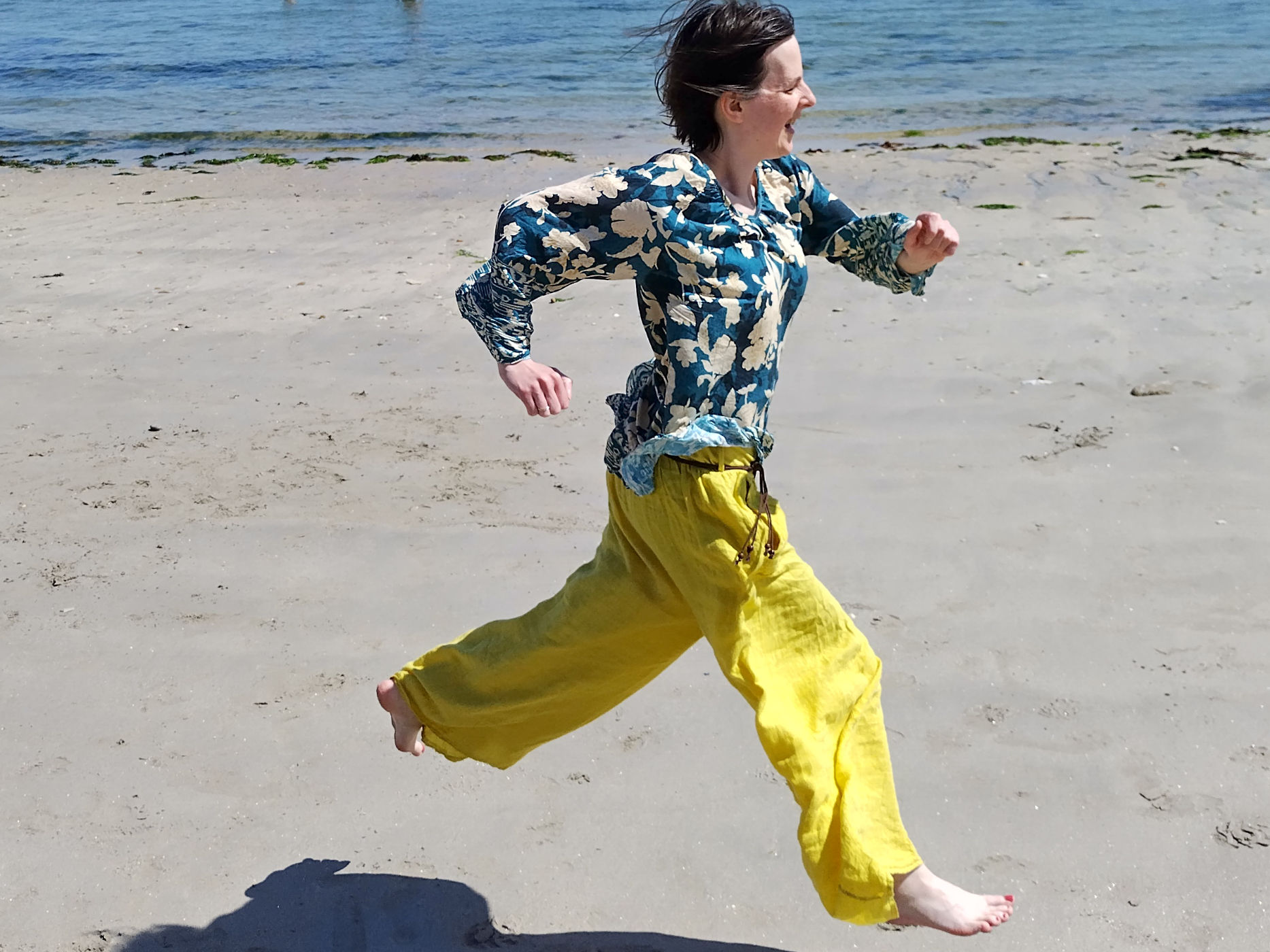 Wieder gut zu Fuß ist Sabine Wiele heute – hier am Strand in der Bretagne. Bildnachweis: Privat